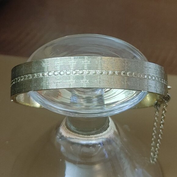 Vintage Whiting Davis Gold Tone Hinged Bangle Bracelet Safety Chain Unique - Picture 7 of 9